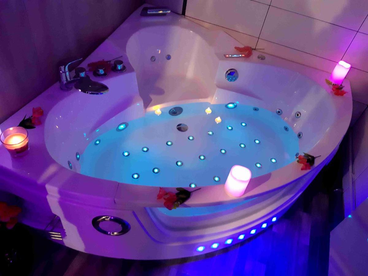 Luxe Sauna Privatif Et Grand Bain Jacuzzi A Deux A Biscarosse Plage Pour Nuit Romantique Avec Decoration Led Et Bougies Biscarrosse Exterior photo